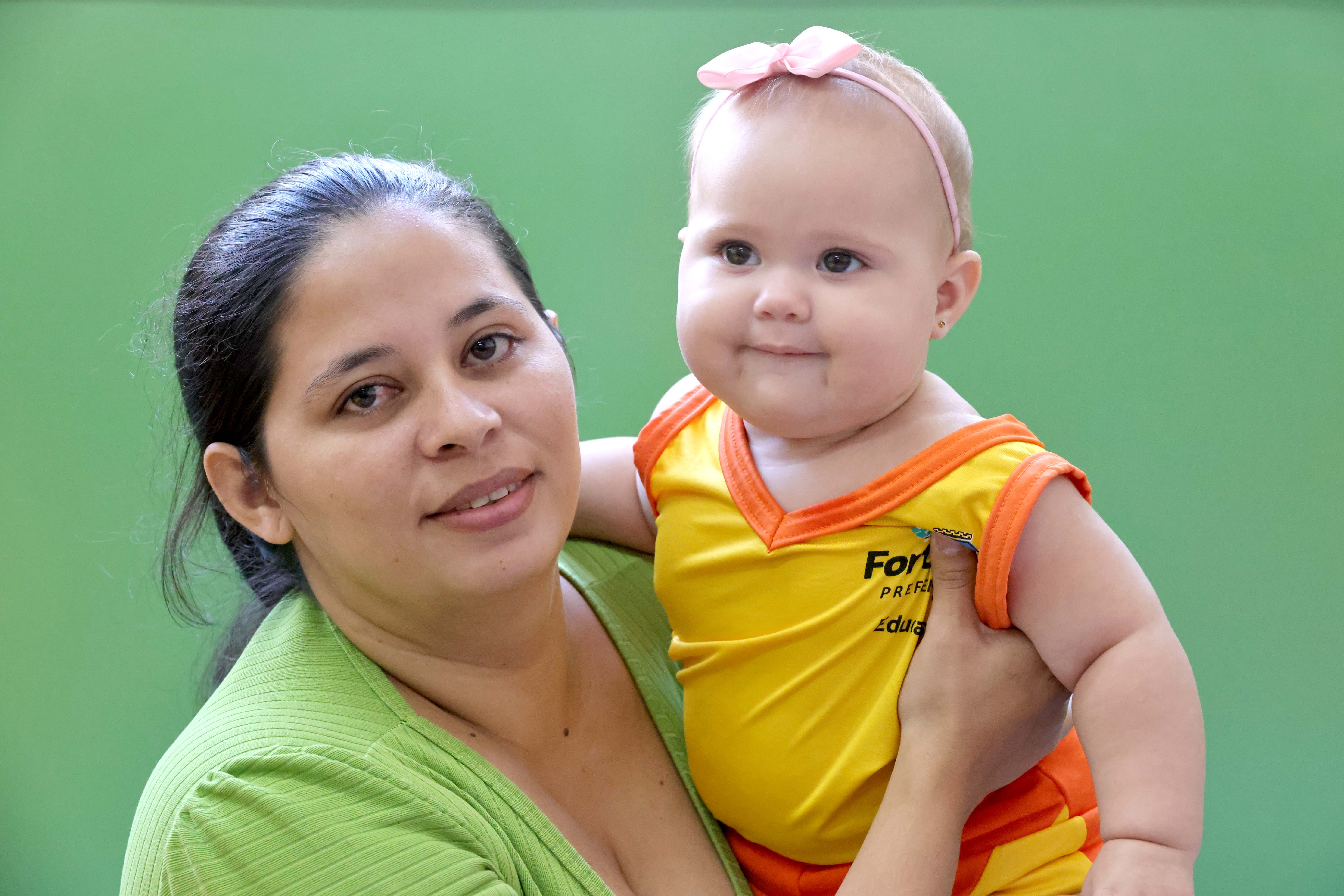 Renata Cavalcante com a filha no colo
